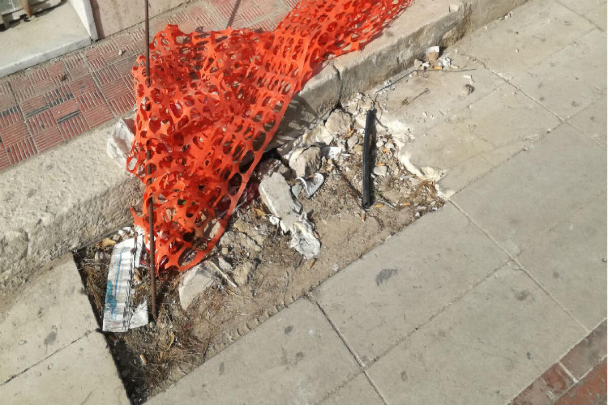 Strade rattoppate dopo i lavori di Caltaqua, Fratelli d'Italia raccoglie firme: "Serve il ripristino" - Le basole rimosse in via XXIV Maggio