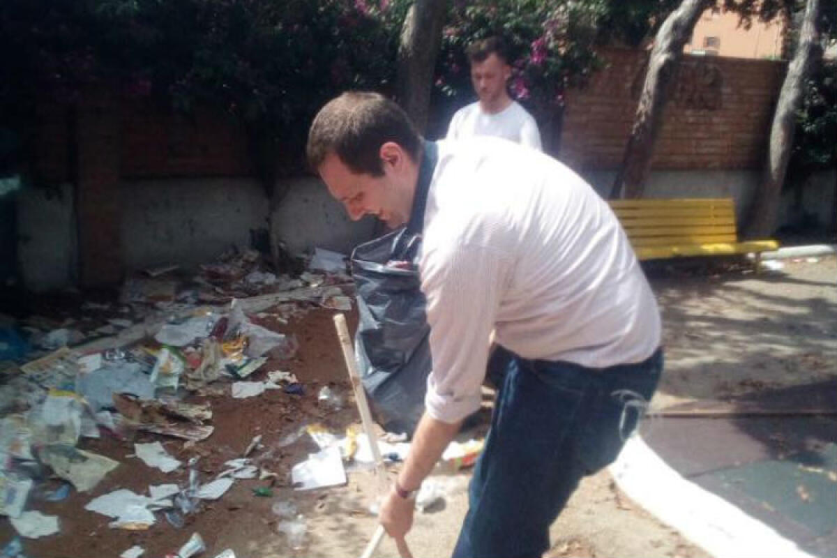 Nessuno interviene e dal Comune solo silenzio, i cittadini ripuliscono la villetta Auriga - I cittadini intervenuti