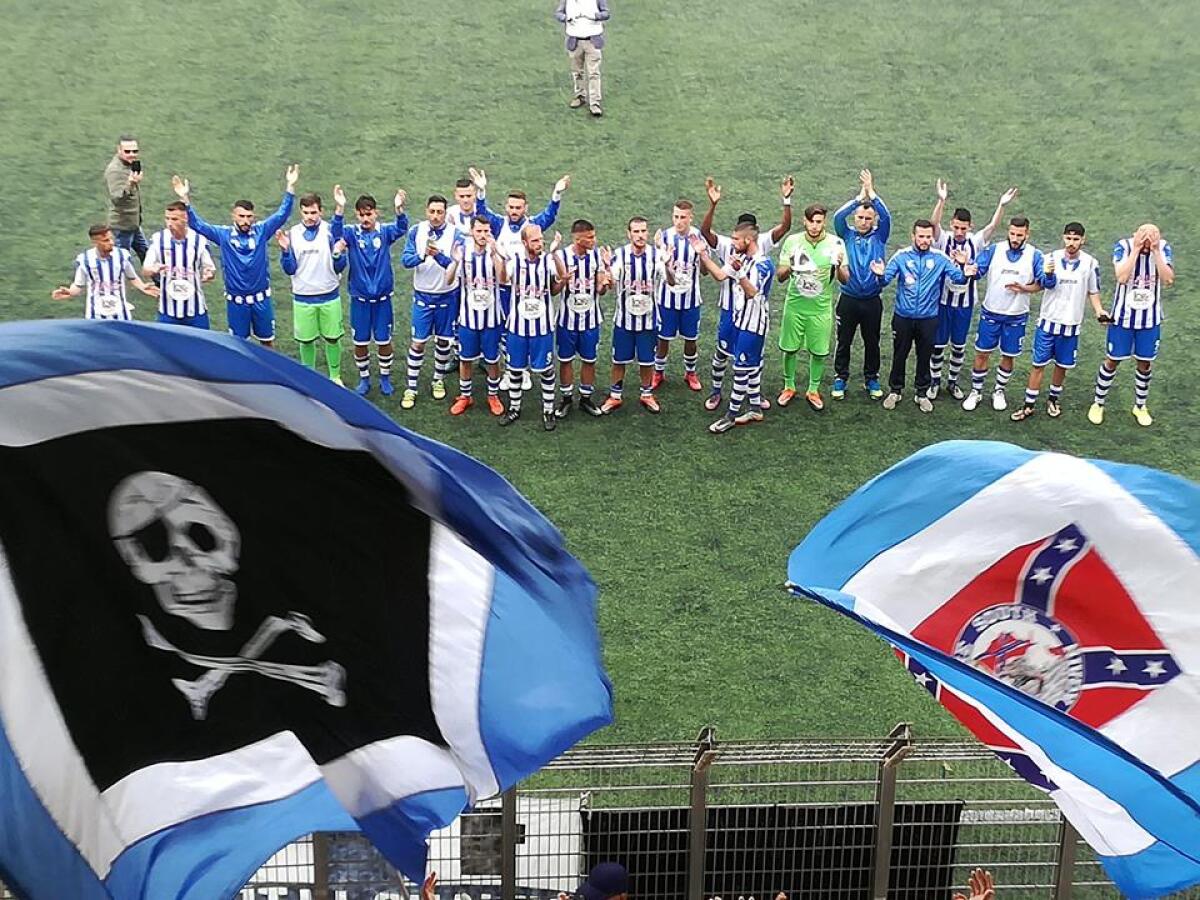 Il derby Gela-Acireale vietato ai tifosi granata, scatta il provvedimento - Giocatori del Gela sotto la  tribuna dello stadio Dino Liotta di Licata