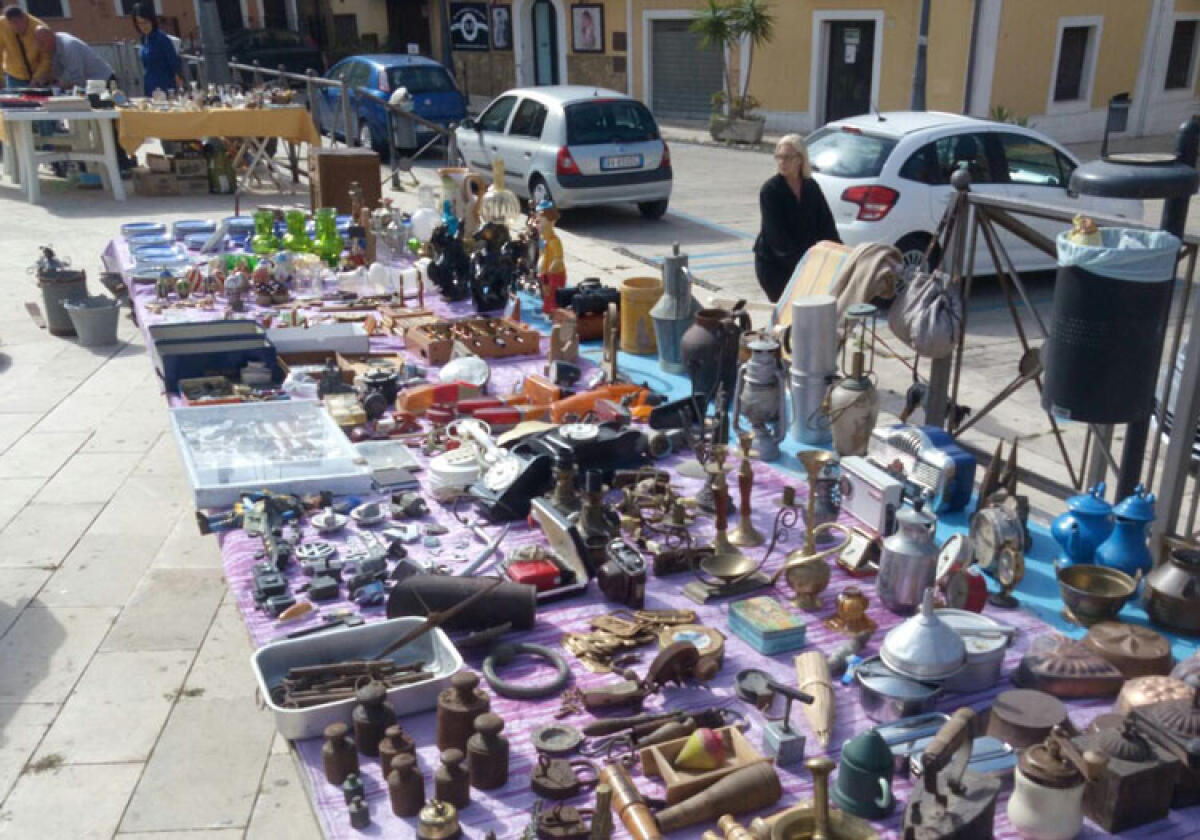 Dai vinili ai francobolli d'epoca, al via il mercatino delle pulci - 