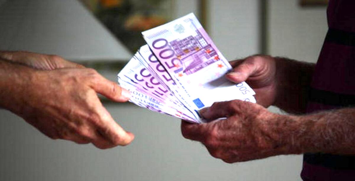 I soldi a strozzo ad un ex collega, chiesta la condanna per un dipendente di banca: l'accusa di usura -