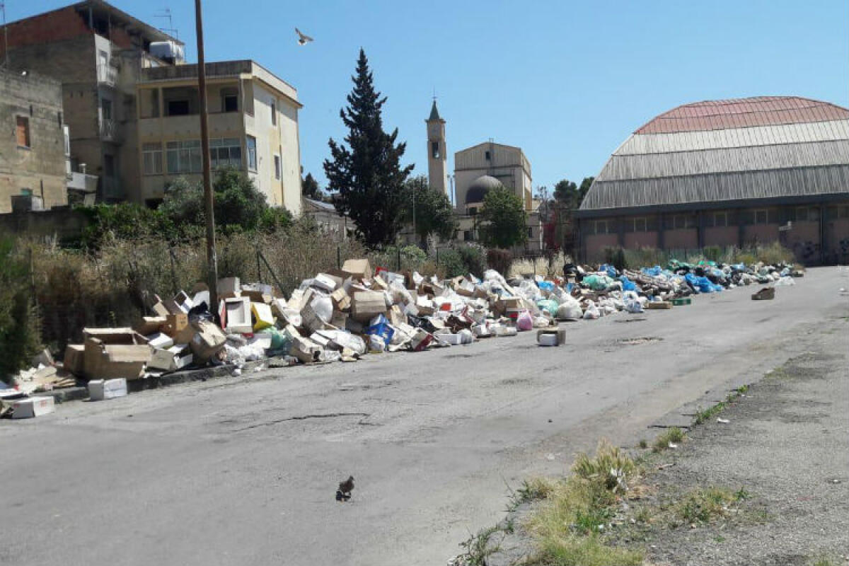 Rifiuti di ogni tipo in strada, una maxi discarica in via Mongibello -