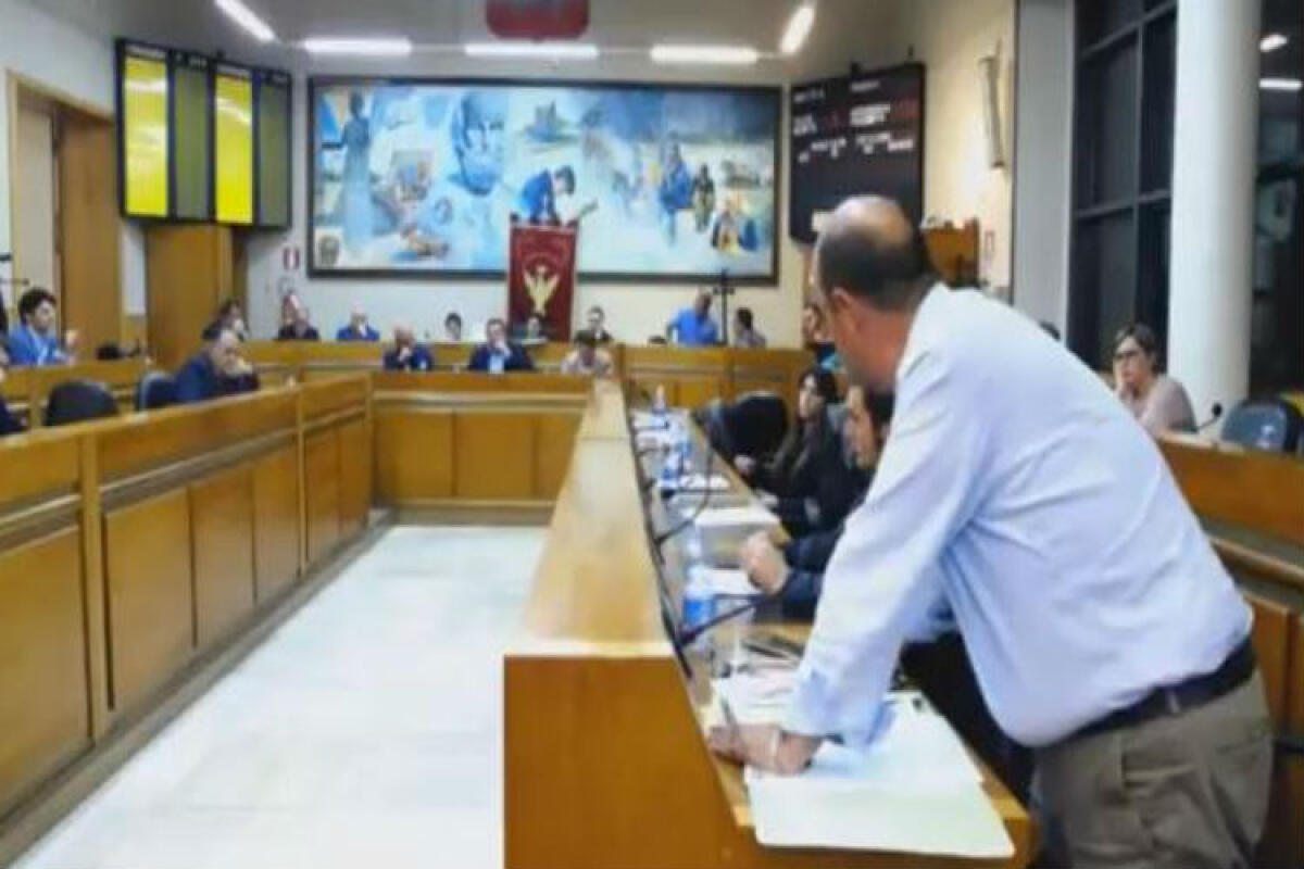 Messinese-consiglio è scontro totale, la variante Lidl "stoppata" ma il sindaco non ritira l'atto - 