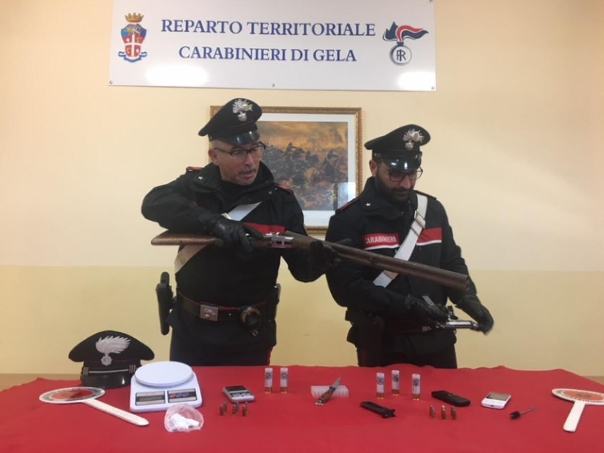 Armi e droga in un ovile a "Piana del Signore", arrestati tre pastori - I carabinieri mostrano le armi e la droga sequestrate