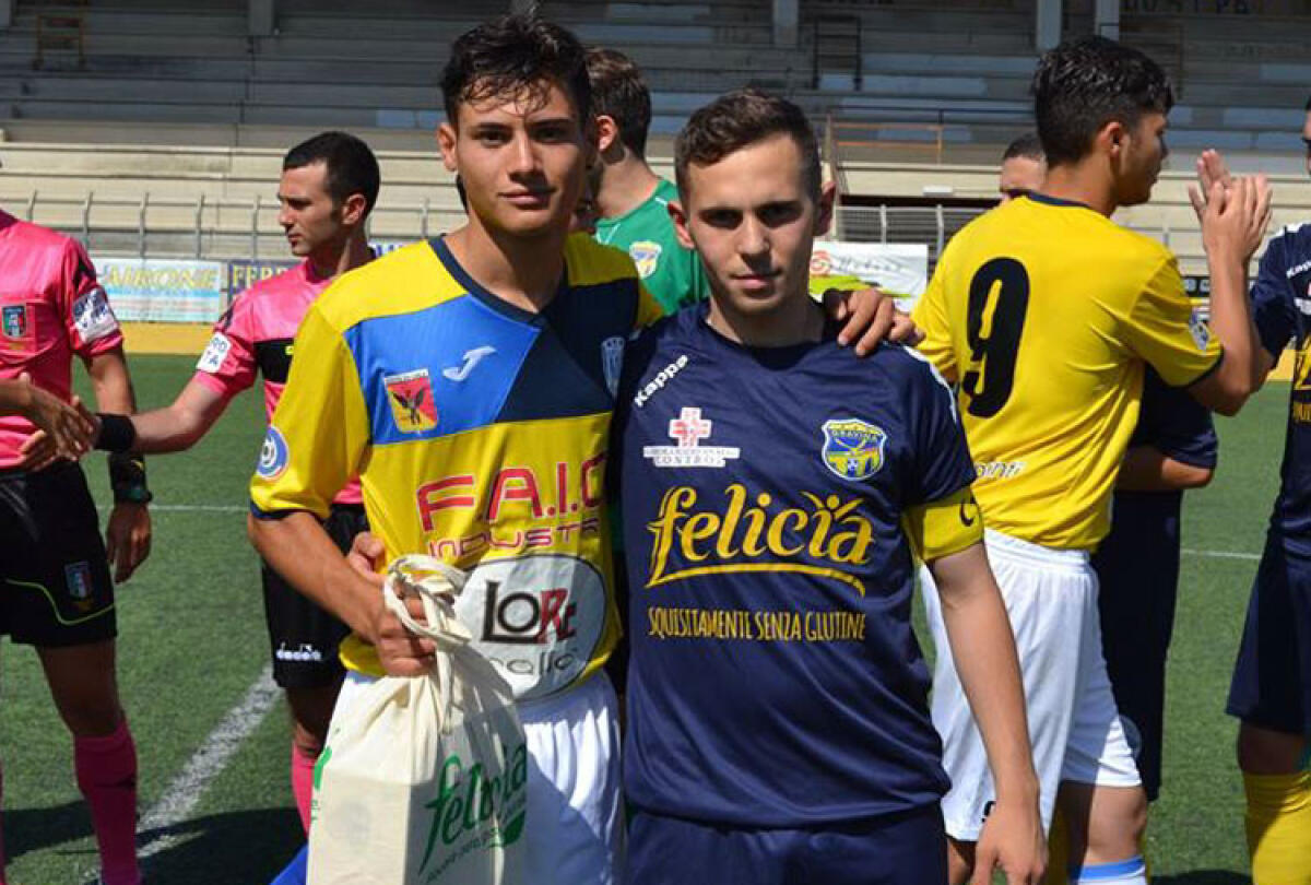 Juniores, Gela in dieci per un tempo: il Gravina vince 2-0 e va ai quarti - I due capitani di Gela e Gravina di Puglia
