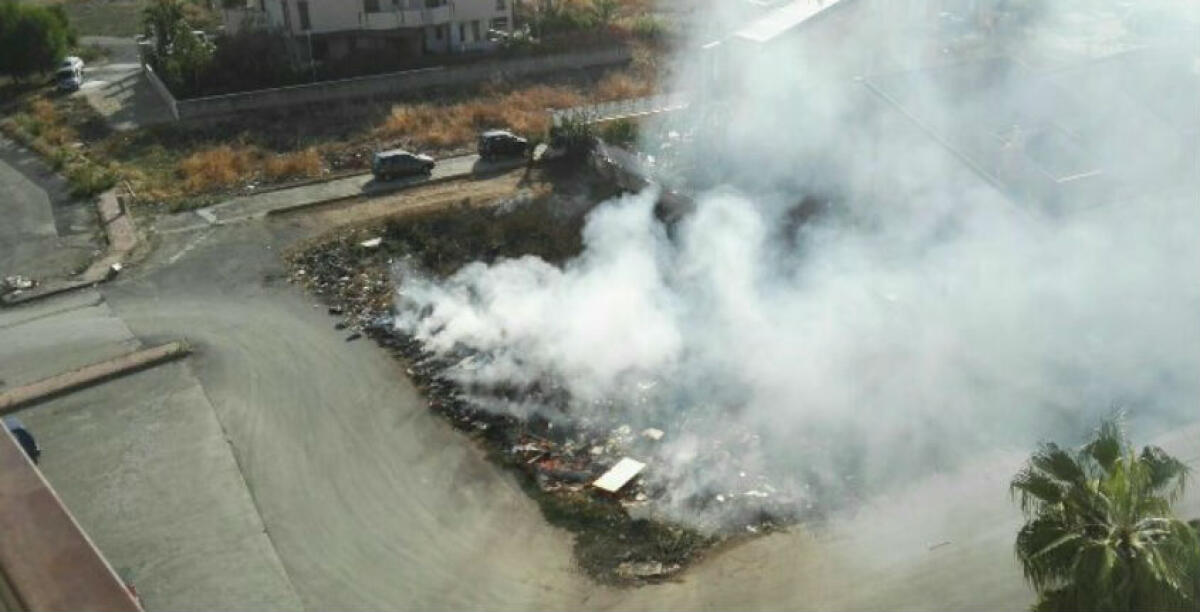 Rifiuti in fiamme nella notte, ancora roghi ai cumuli sparsi in strada - 