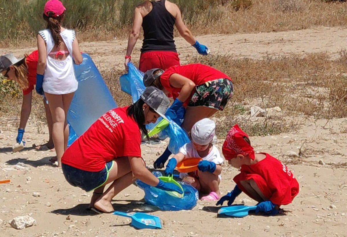 I kiters ripuliscono la spiaggia di Marina di Butera e preparano un grande evento - 