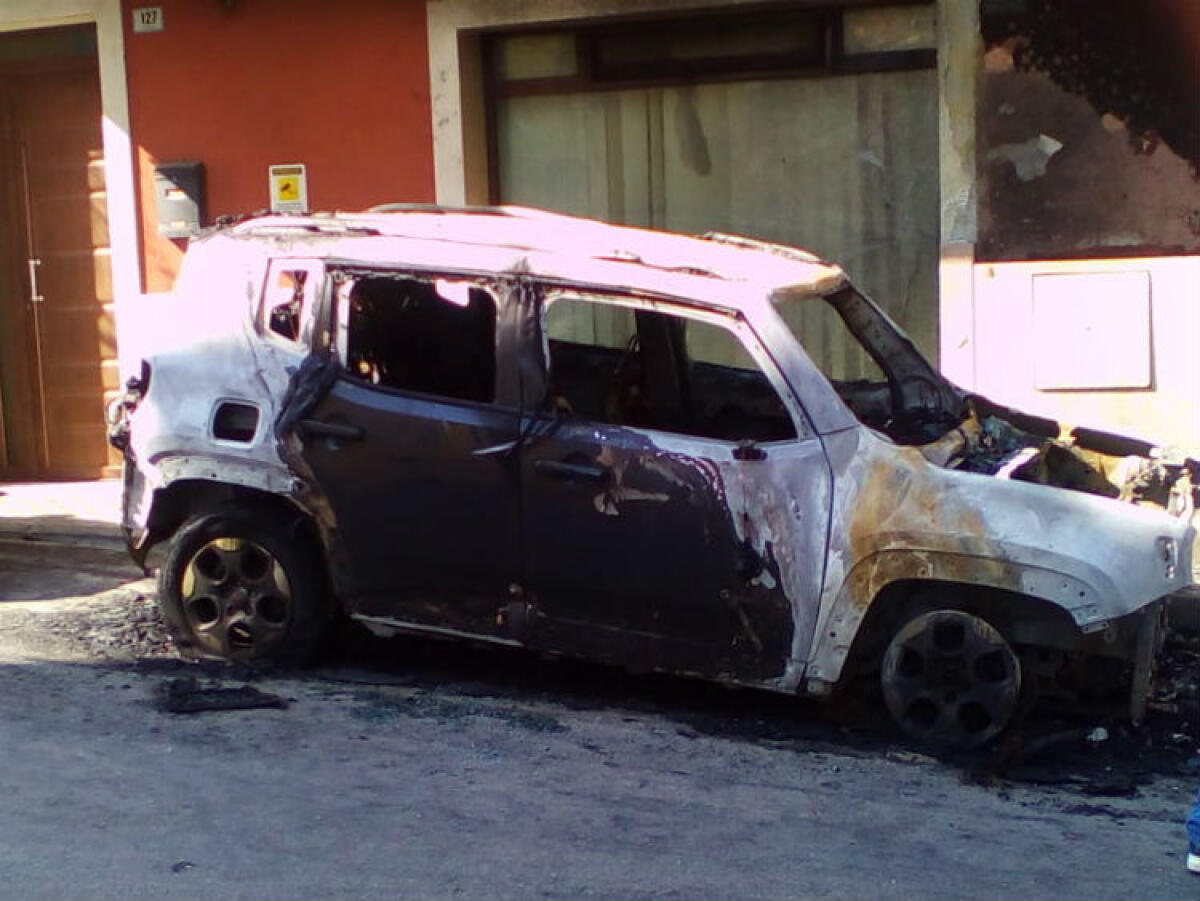 Il "mandante morale" nell'attentato a Siciliano, Scerra: "Sfogo irresponsabile...il sindaco spieghi" - Una Jeep data alle fiamme (foto archivio)