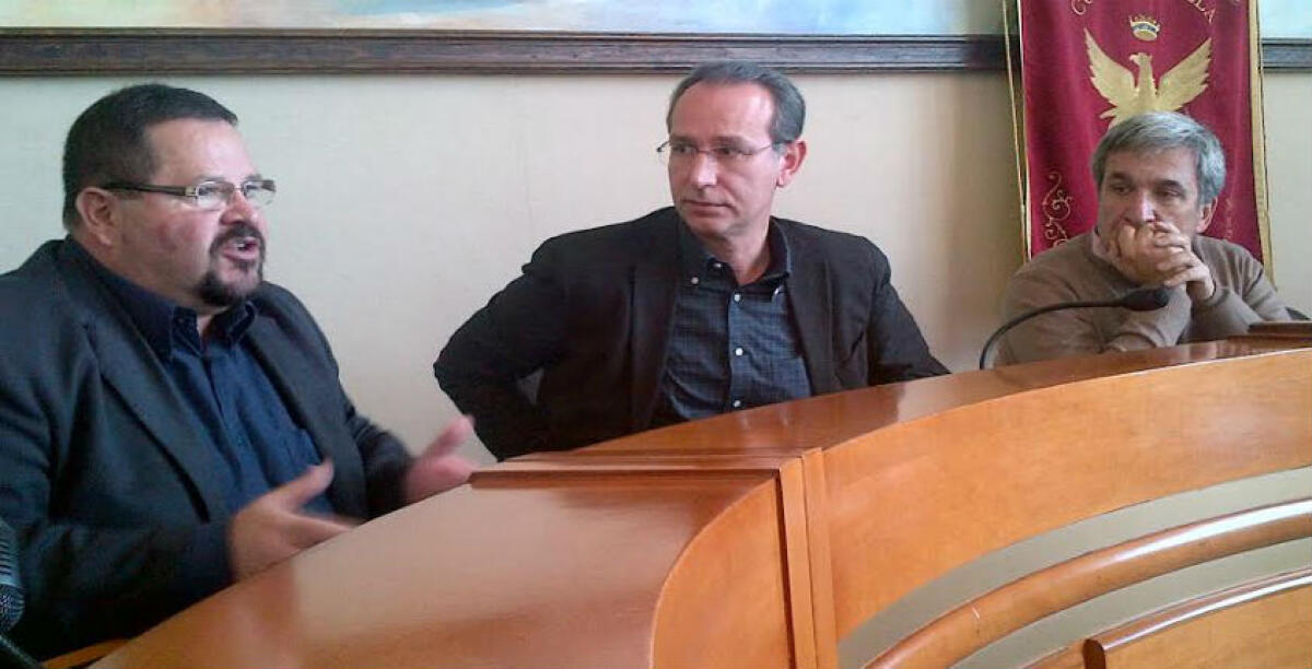 Rifiuti, la giunta aggiusta il pef? No di Cirignotta: "Tutto alla Corte dei Conti" - Il sindaco Domenico Messinese e il dirigente al bilancio Alberto Depetro