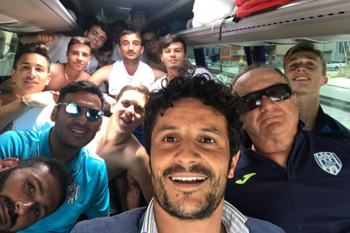 Da Tuccio a Scerra, dai genitori ai commercianti: la Juniores del Gela parte - La squadra juniores del Gela prima della partenza per Gravina di Puglia