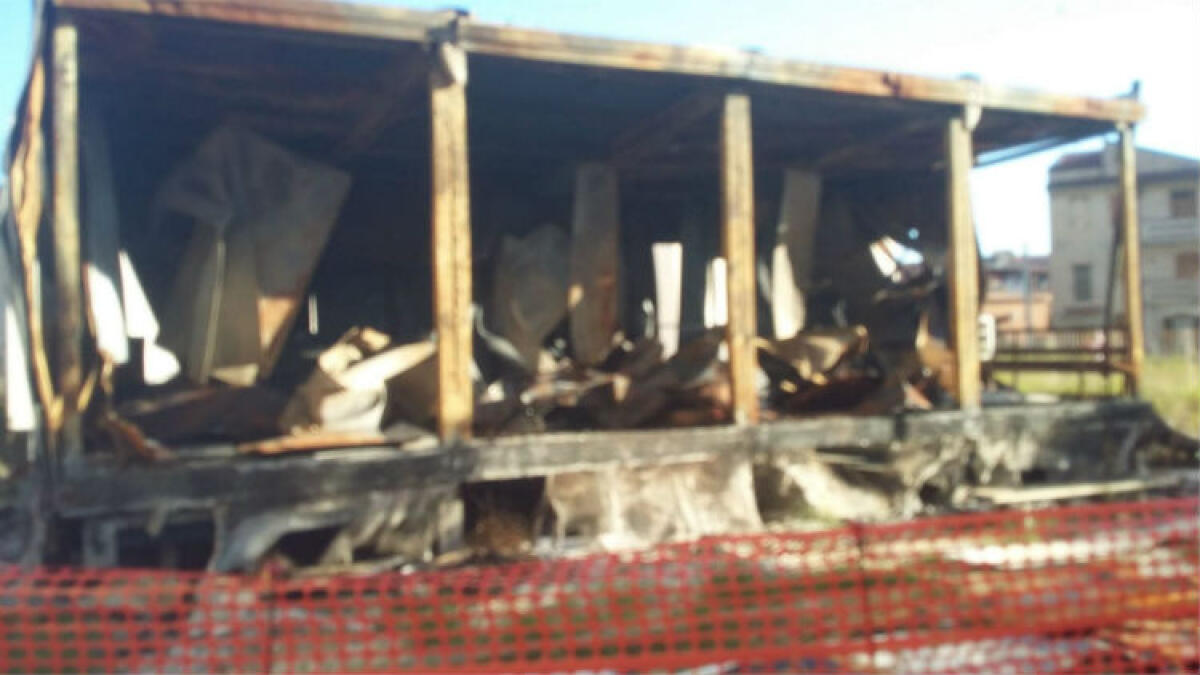 Soldi pubblici in fumo e il modulo distrutto a Marchitello dal fuoco è un pericolo - Il modulo devastato dal fuoco fa ancora "bella mostra" a Marchitello