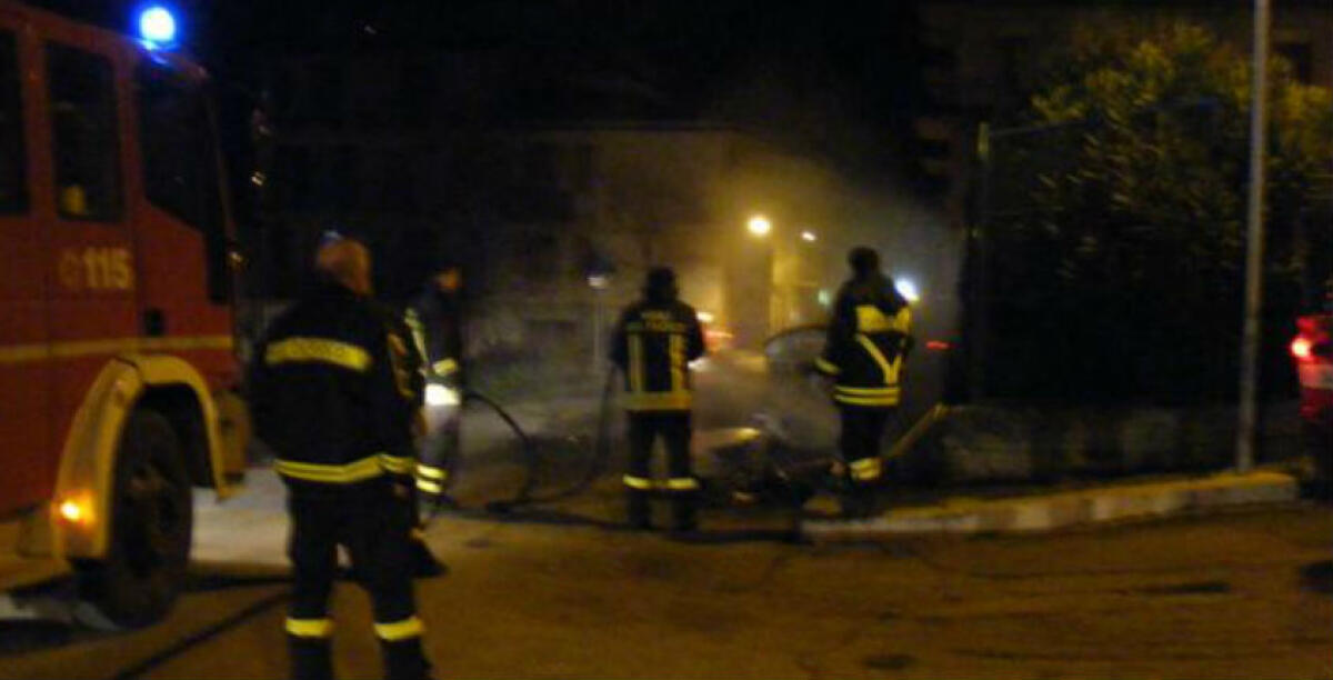 Fiamme in una rivendita di frutta e verdura in corso Aldisio, l'incendio nella notte - Immagini di repertorio