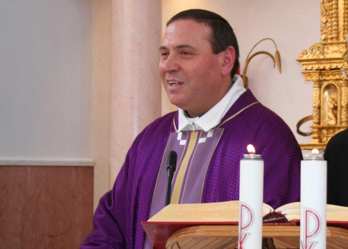 Barbone abbandonato in ospedale, il cappellano ai sanitari: “Dovete vergognarvi” - Il cappellano dell'ospedale, don Filippo Salerno