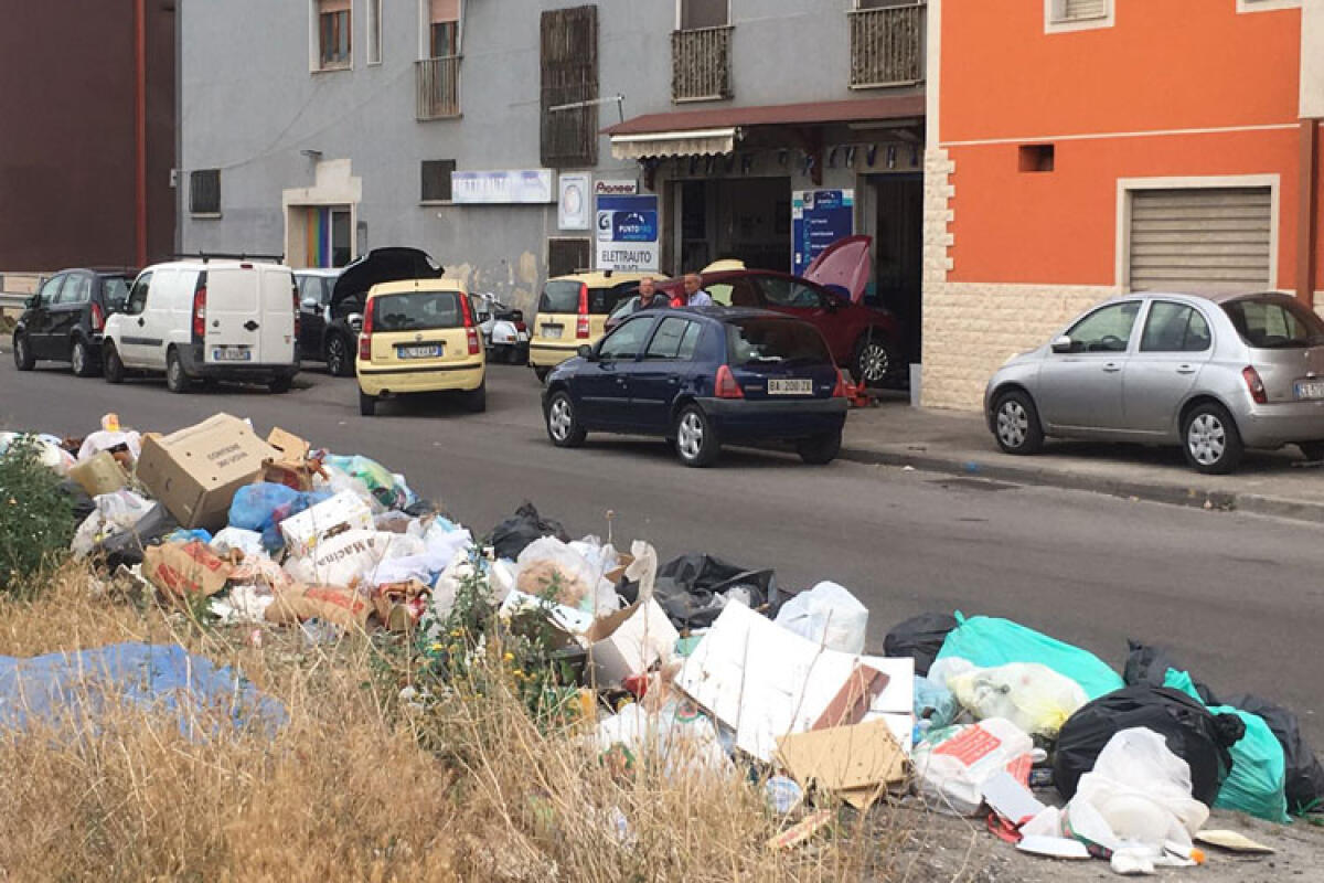 Immondizia, gatti morti e puzza, un elettrauto denuncia: i clienti non vogliono più fermarsi - la mini discarica di rifiuti in via Falcone