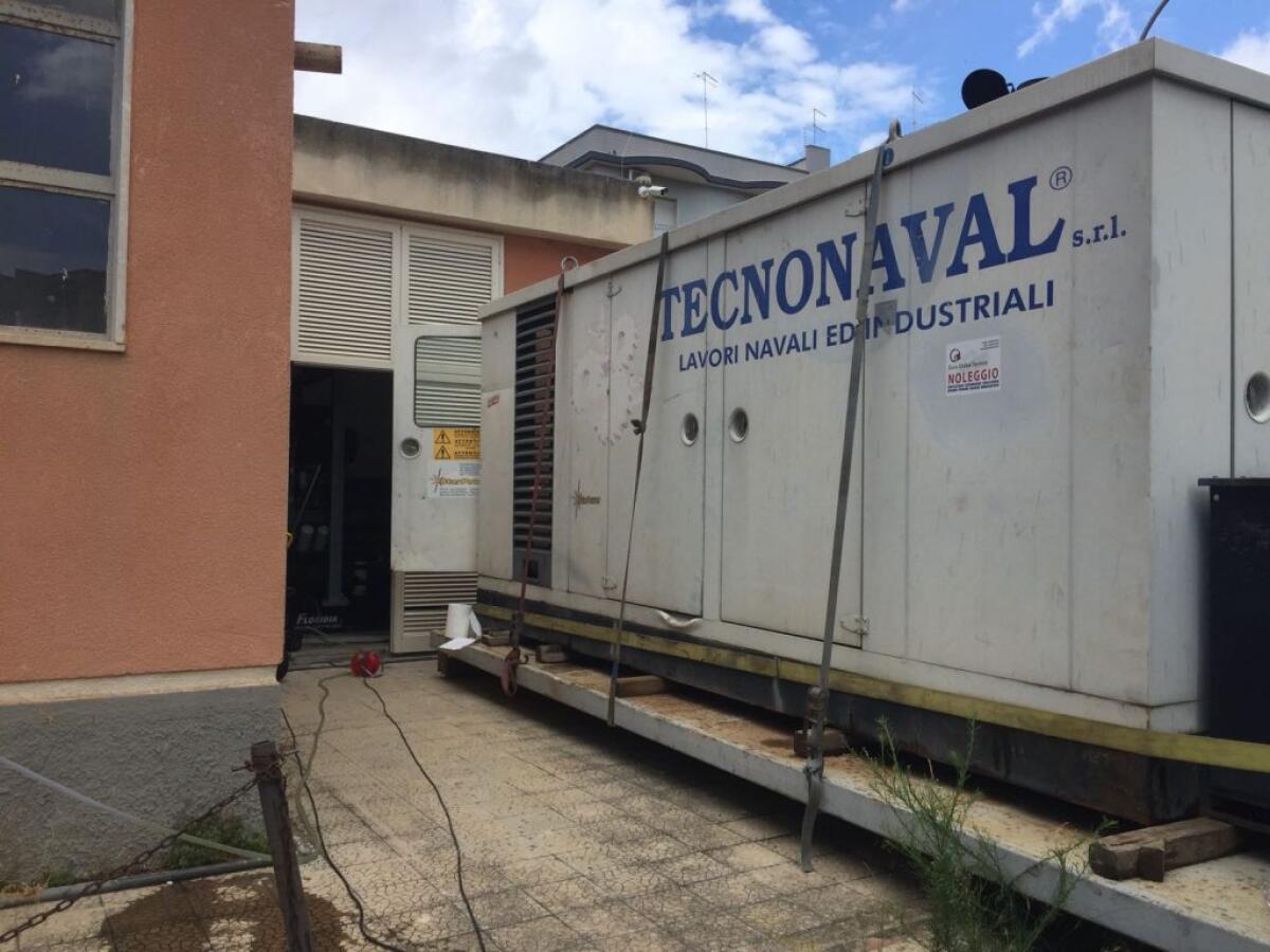 Blackout in ospedale, donna gravida portata in spalla e interventi rinviati - Il gruppo elettrogeno noleggiato per sopperire al mancato funzionamento di quello in dotazione all'ospedale