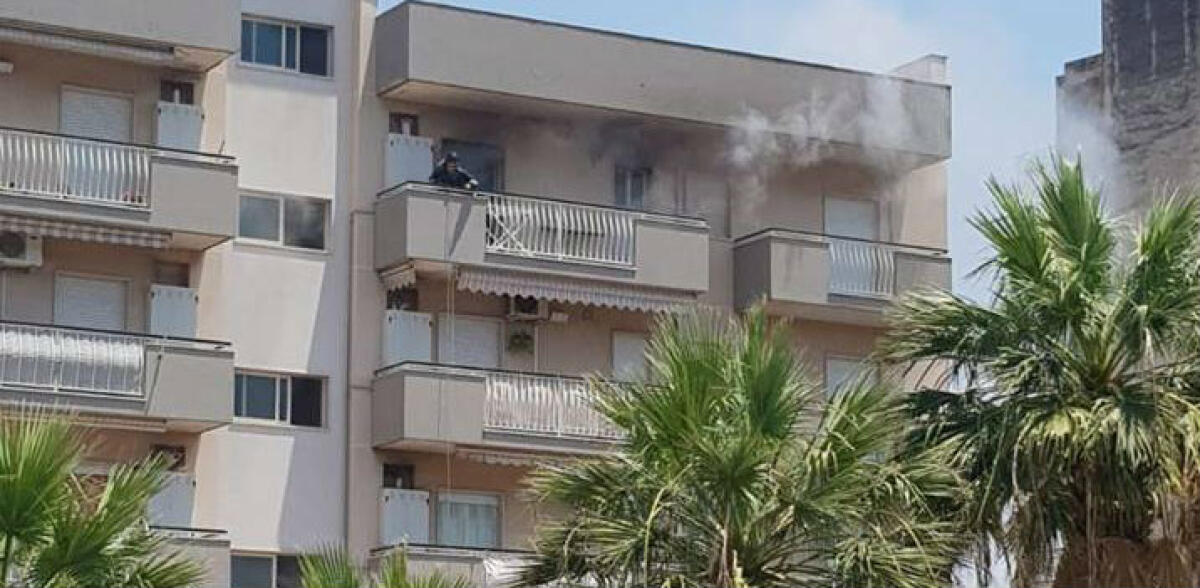 Fiamme in un'abitazione nella zona di via Falcone, sono intervenuti i vigili del fuoco - Le fiamme nell'abitazione