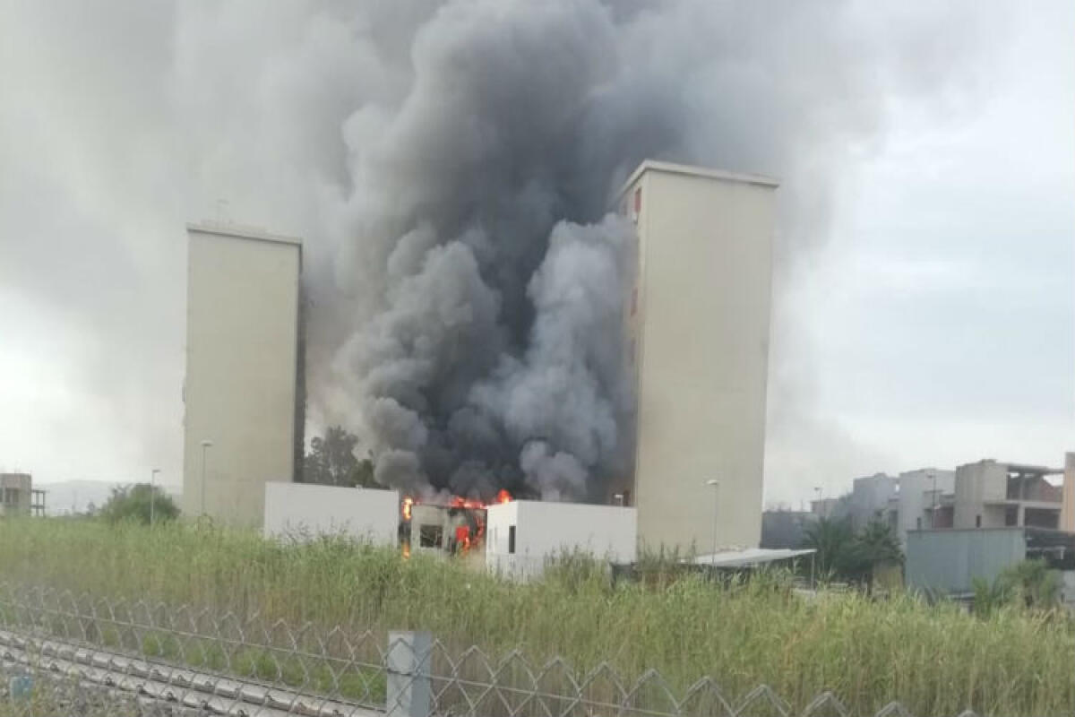 Incendio nei moduli del Comune, il fuoco divampato a Marchitello - Il vasto incendio che si è sviluppato a Marchitello