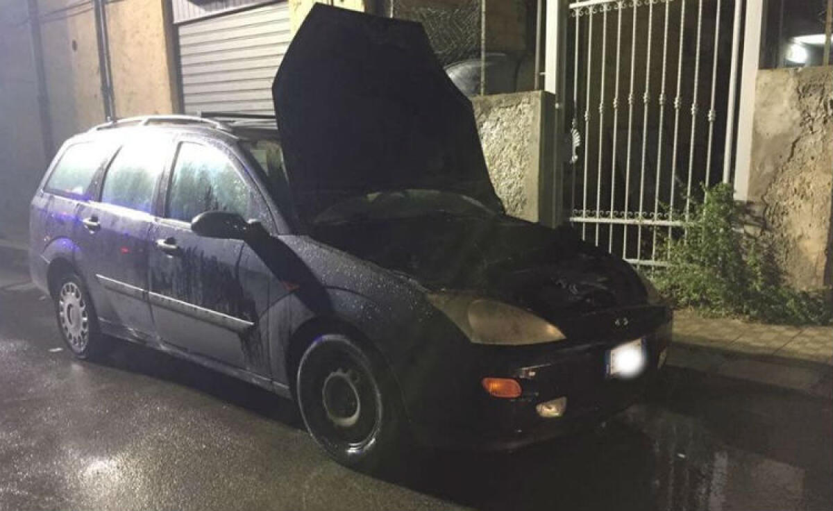 Paura in via San Valentino, incendio ad una Focus: ma è stata autocombustione - L'incendio in via San Valentino