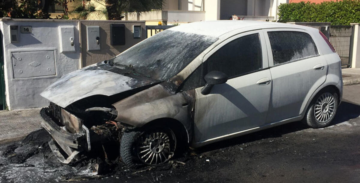Incendio notturno in via Bevilacqua, fiamme ad una Fiat Punto - (foto archivio)
