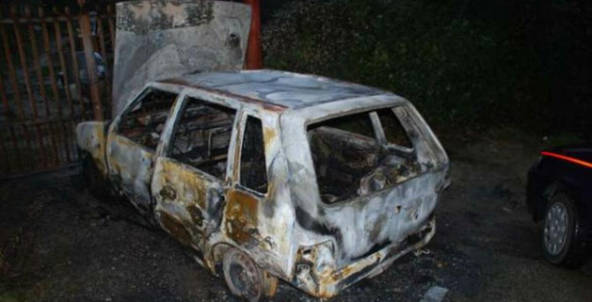 Fiamme nel cuore della notte alle auto di due coniugi, architetto e insegnante - foto archivio