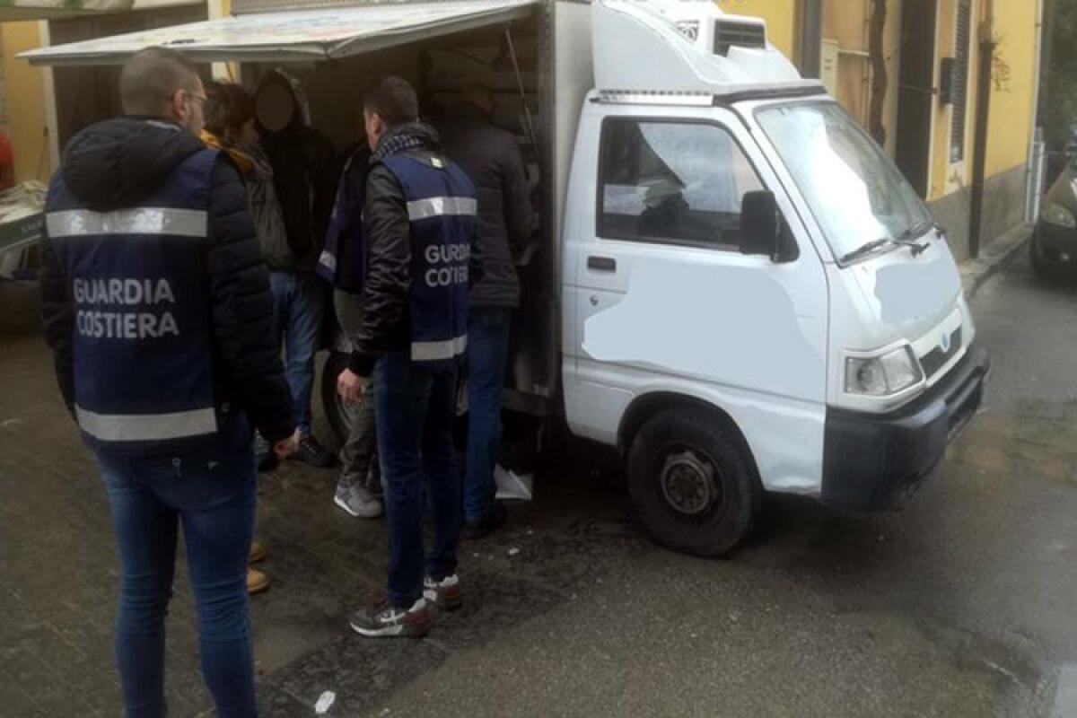 Vendeva tonno rosso senza rintracciabilità, multato venditore ambulante - Il sequestro dei militari della Capitaneria di Porto