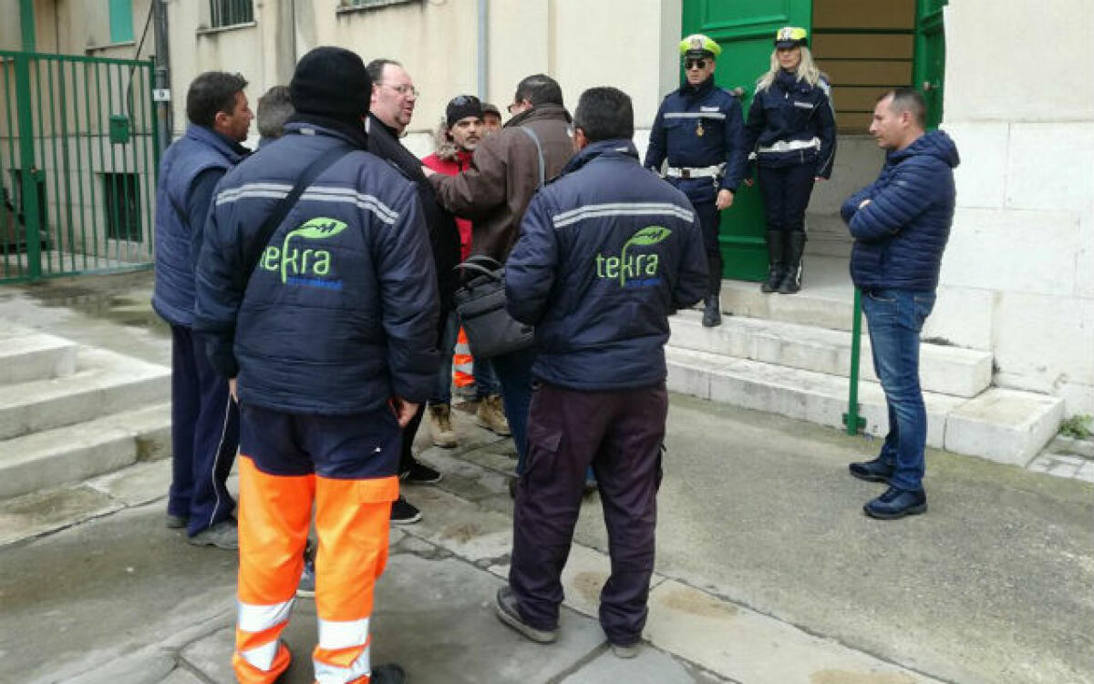 Il caos rifiuti, ripresi i servizi aggiuntivi: sindacati, "Messinese ci convochi e Tekra revochi i licenziamenti" -