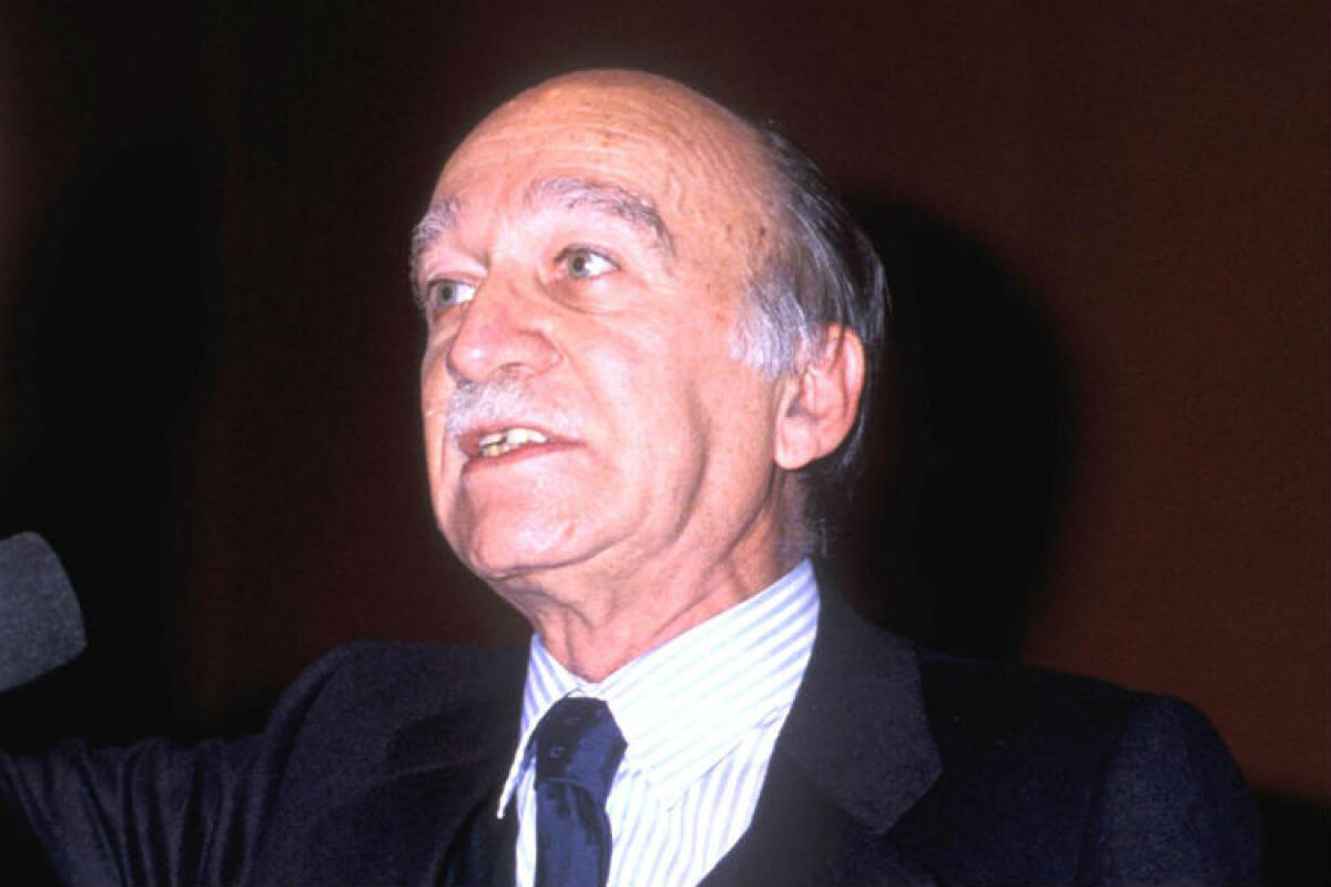 A Roma è polemica su via Almirante, in città la commissione ha scelto di intitolargli una piazza - L'ex leader del Movimento sociale italiano Giorgio Almirante