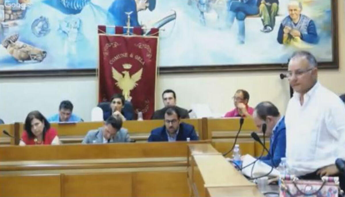 Sì alla commissione di indagine sui rifiuti, in aula grillini divisi: Amato, "non sono più capogruppo" -