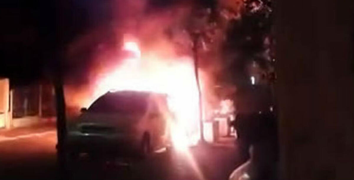 Rogo ad Albani Roccella, le fiamme distruggono un'Alfa 159 - 