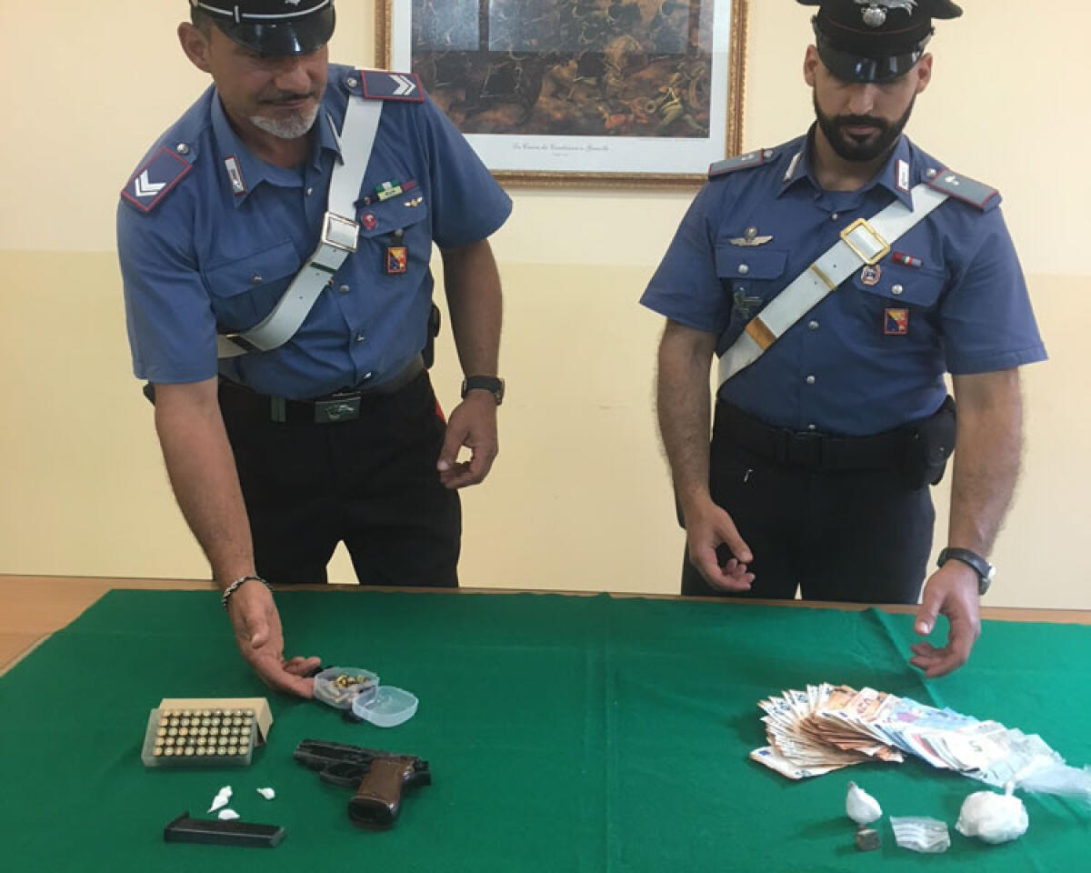 Pistola modificata, cartucce e cocaina, arrestati due giovani - Le armi e la droga sequestrate dai carabinieri