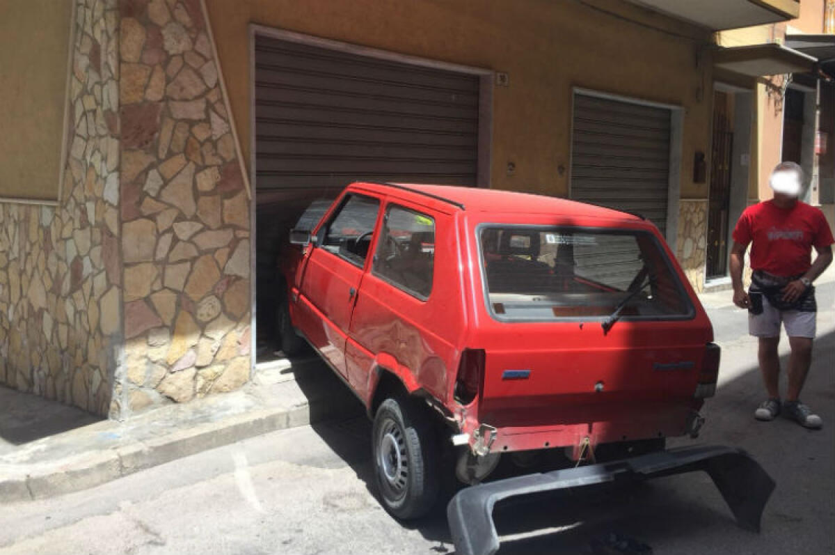 Una Panda dentro la cucina di un'anziana, poteva essere una tragedia: tre feriti - La Panda finita nel garage dove si trovava un'anziana