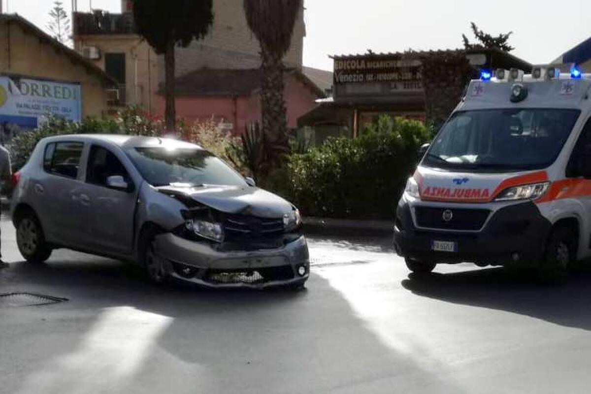 Scontro al semaforo di via Venezia: feriti due coniugi e una delle due auto scappa - 