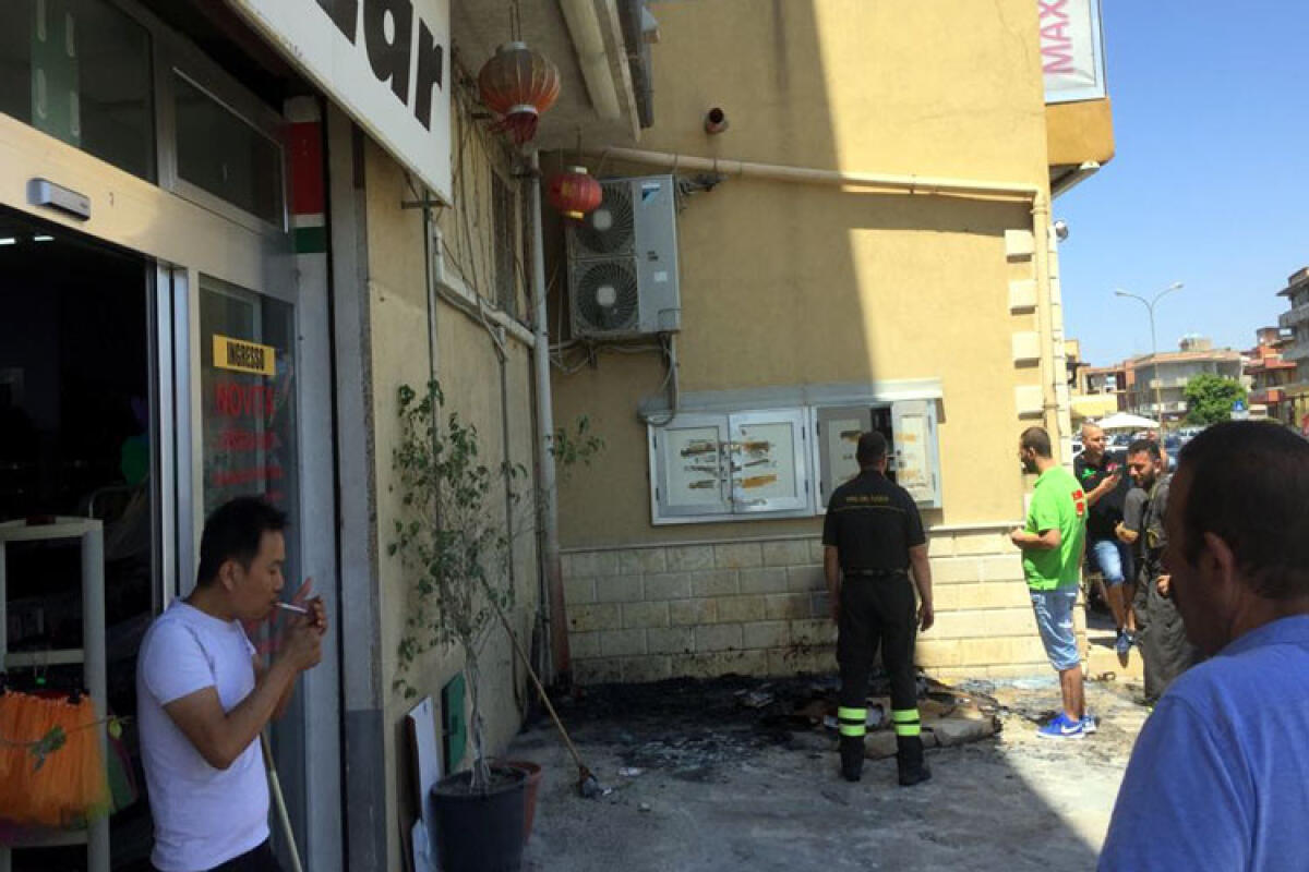 Principio d'incendio in via Venezia in pieno giorno - 