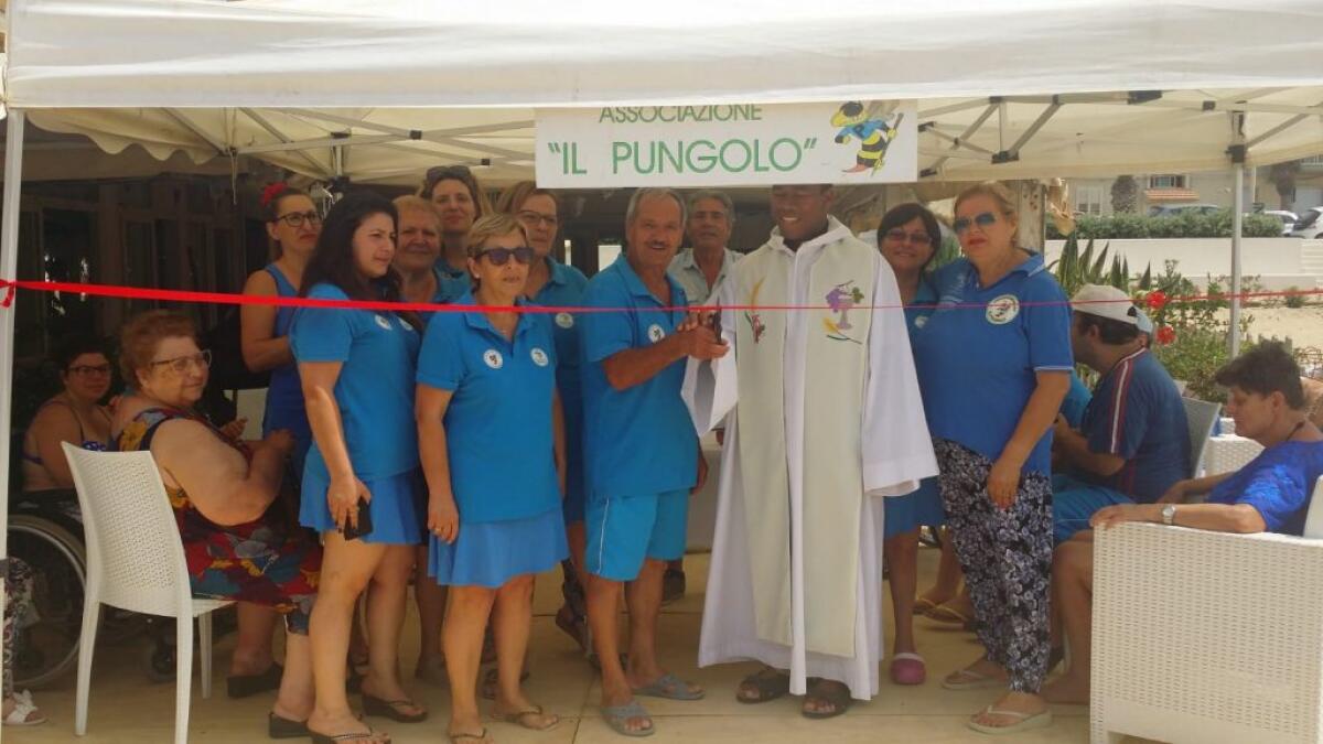 A mare solo nel fine settimana, l’estate dignitosa dei disabili ignorati dalla giunta - Il taglio del nastro dell'ottava edizione di "Mare insieme"