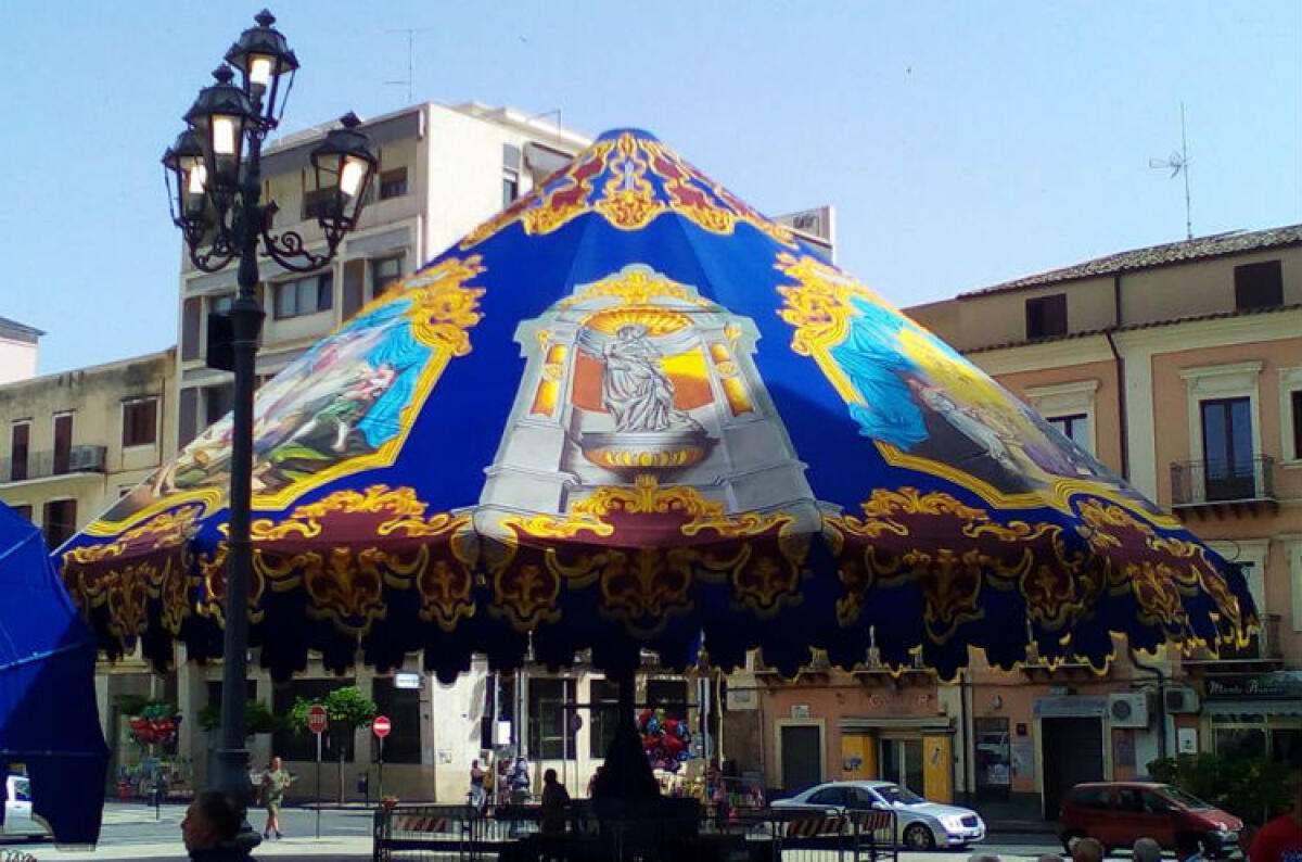 Sotto l'ombrello due nuovi assessori? Da tre mesi giunta monca: i posti non mancano - L'ombrello votivo donato dai maltesi