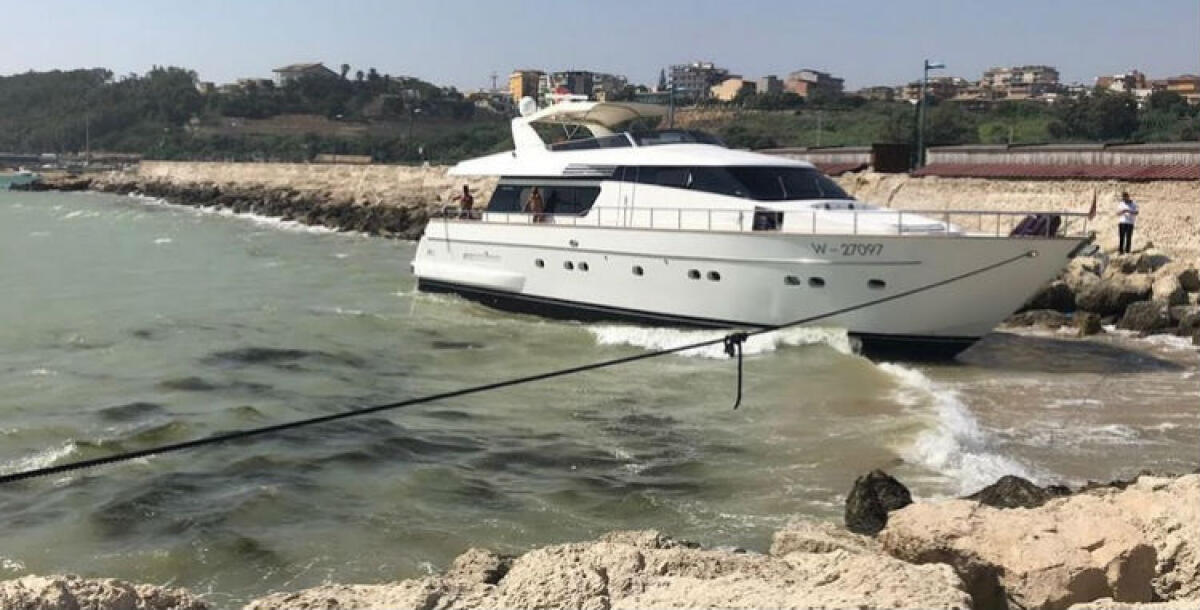E' sempre emergenza porto, martedì vertice a Palermo: la politica deve dare risposte - L'imbarcazione finita contro gli scogli