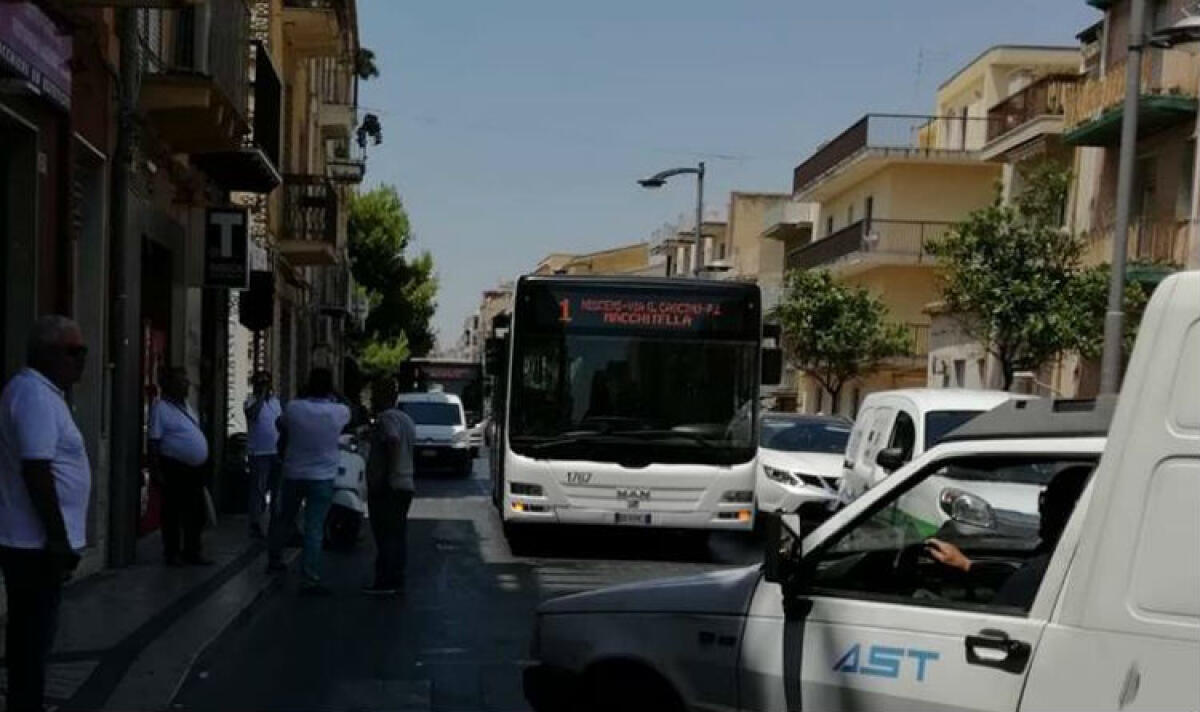 Un autobus Ast in panne, traffico in tilt e tanta confusione - 