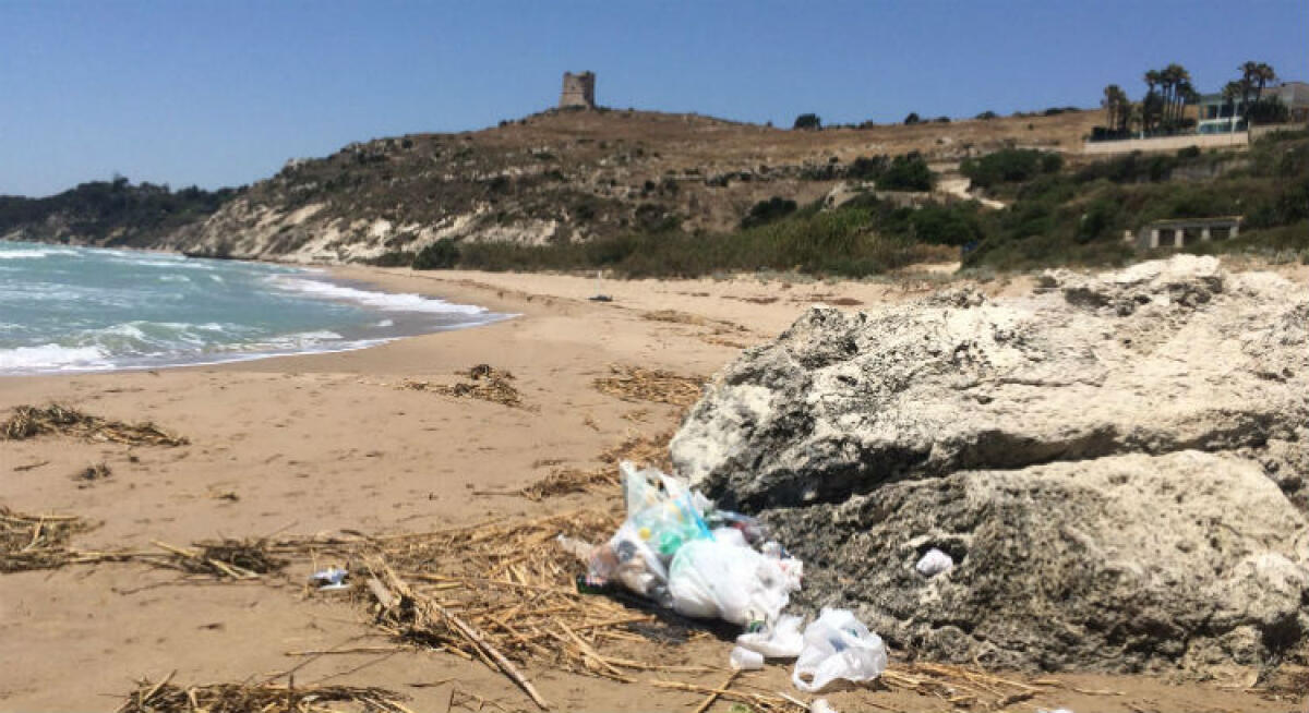 Spiagge sporche e rifiuti ovunque, l'allarme da Manfria: "Totale disinteresse" - Le spiagge della frazione balneare in condizioni precarie