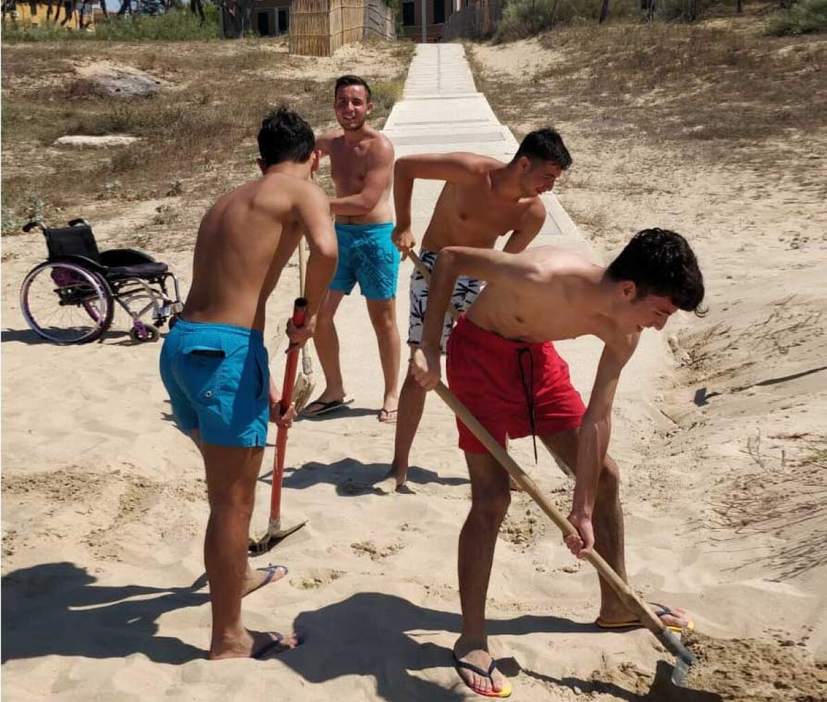 Accesso in spiaggia off-limits per una disabile, giovani Mgm si sostituiscono al Comune - I giovani del Mgm Macchitella si sono sostituiti al Comune