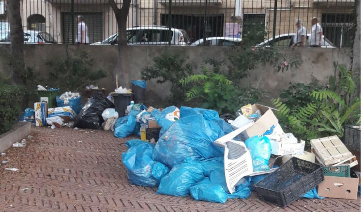 I maltesi in città per la Madonna delle Grazie e la villa comunale è una discarica - Cumuli di rifiuti tra i viali della villa comunale Garibaldi