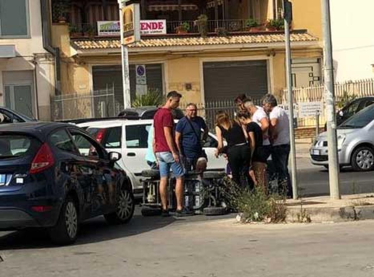 Incidente in via Venezia, si ribalta la carrozzina con un disabile - La carrozzina investita con il disabile ancora seduto