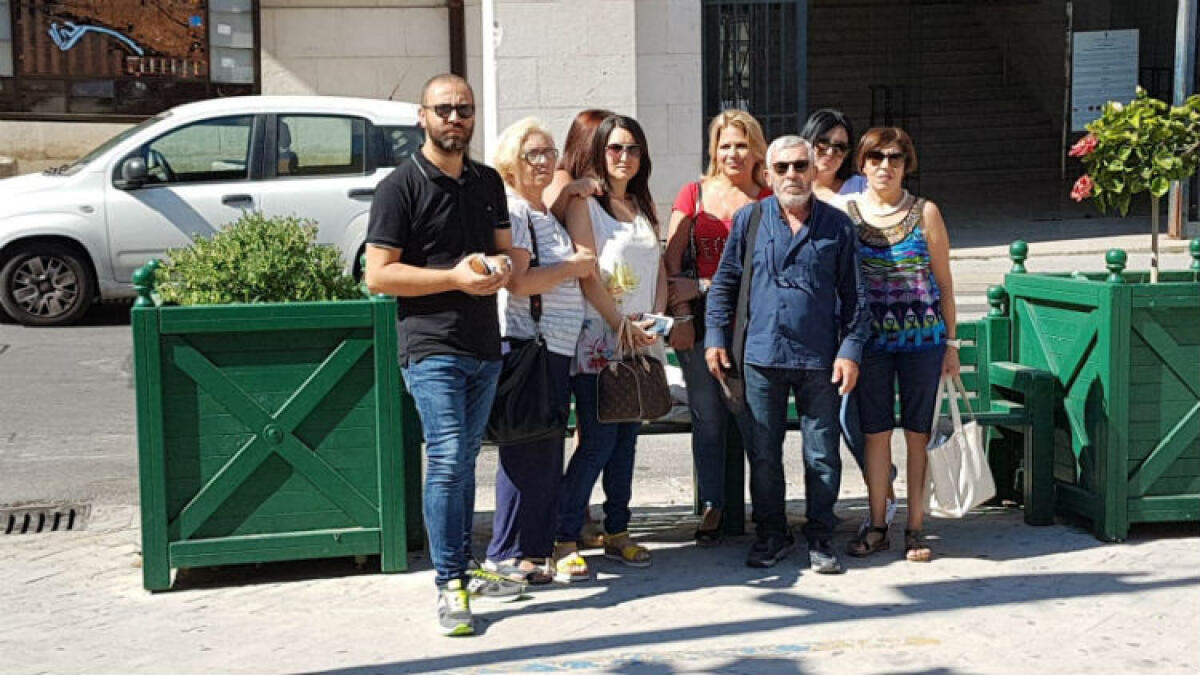Rischio stop del servizio di pulizia in Comune, concessa la proroga di un mese - I sindacalisti della Cgil e le lavoratrici durante un sit-in a Palazzo di Città