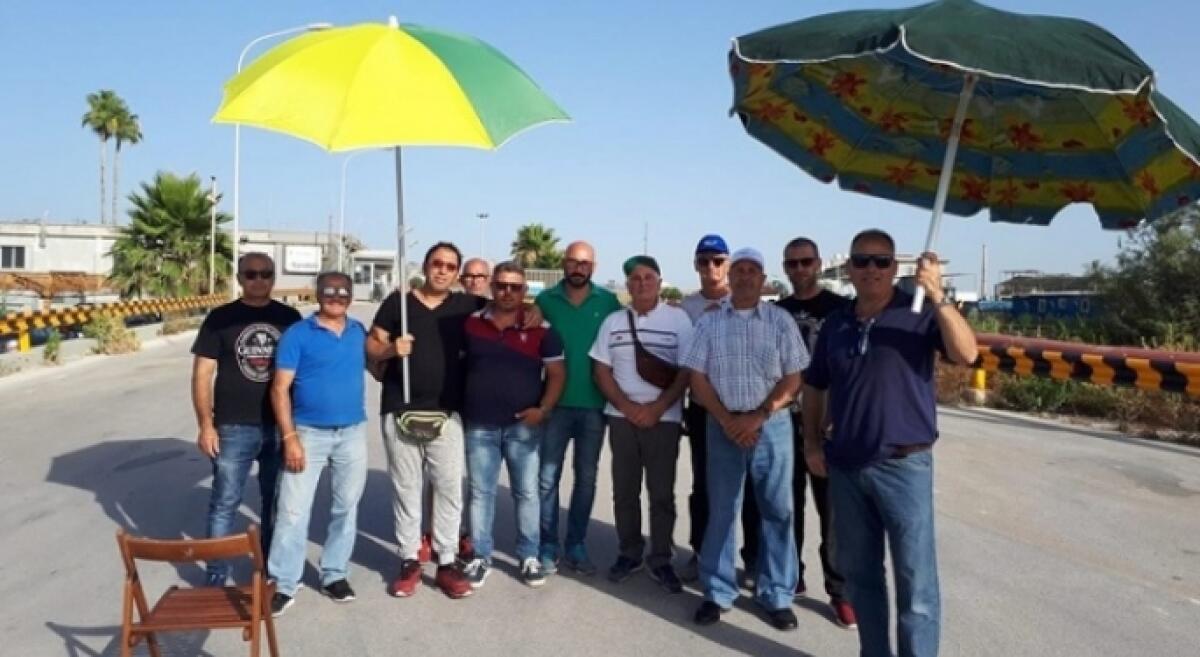 Eni pagherà gli stipendi arretrati agli operai Turco? Parte la protesta anche a Priolo - I dipendenti Turco per giorni in protesta a Priolo (foto Siracusapost)