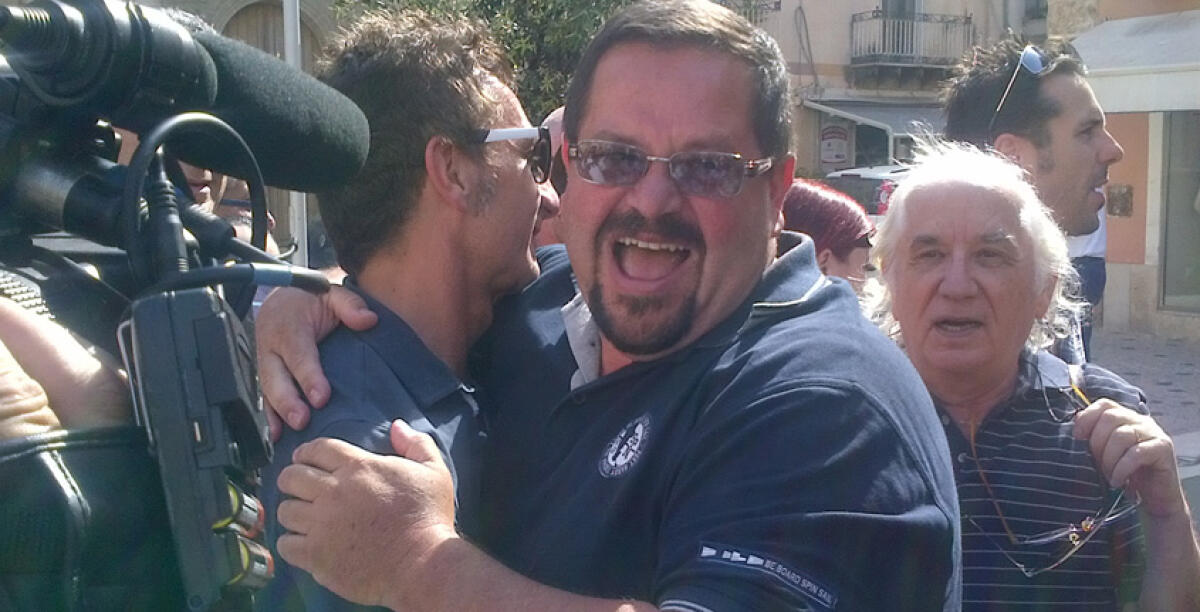 Tutti "trasformisti"? Sedici assessori per Messinese e in consiglio "squadre" rivoluzionate - Il sindaco allora grillino Domenico Messinese in piazza a festeggiare la vittoria di tre anni fa