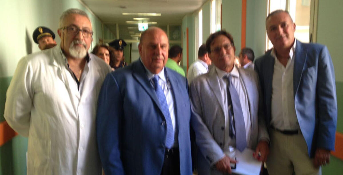 Dopo un anno di attesa il medico non c'è, rinviato l'esame - L'ultima passerella politica in ospedale a pochi giorni dalle scorse elezioni regionali