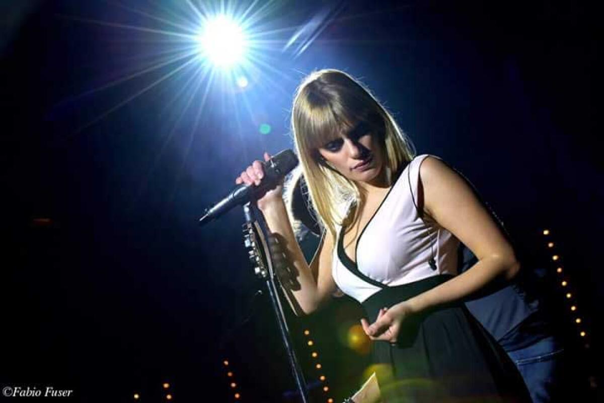 Silvia Smaniotto in concerto ai "Muretti", è la corista di Elisa - La cantante Silvia Smaniotto, ex corista di Elisa