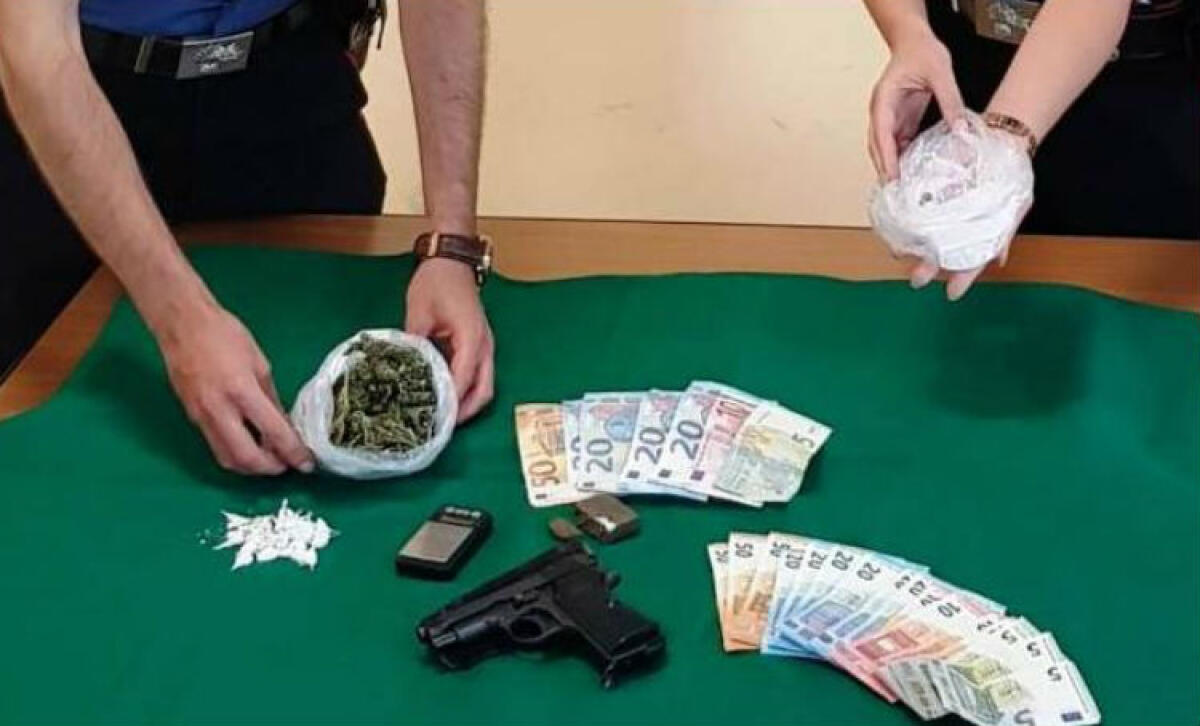 La cocaina pronta per lo spaccio in città, fermati due fratelli: avevano una pistola - 