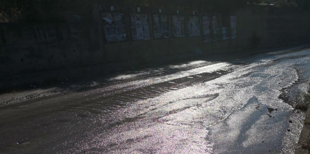 Un tratto di viale Indipendenza invaso dall'acqua, Amato: "C'è il rischio di un cedimento" - L'acqua si è riversata lungo viale Indipendenza