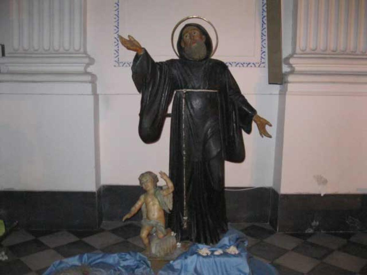 Dopo mezzo secolo torna la "Varchiata", processione in mare in onore del Santo Padre - Il Santo Padre o Padre nero esposto nella chiesa del Rosario