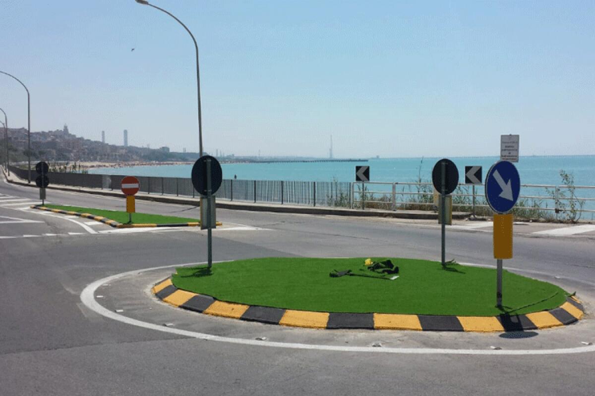 Come rendere decorosa una rotonda con pochi soldi, l'esempio di via Mare - 